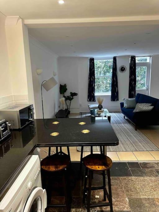 Chic Two Bed Flat In Fitzrovia Appartement Londen